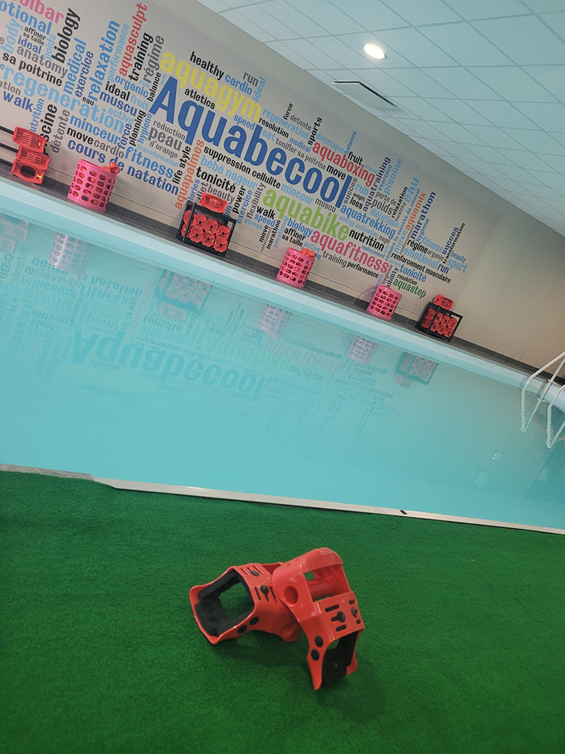 Gants de boxe aquatiques utilisés pour renforcer les bras et les fessiers pendant l’aquaboxing.